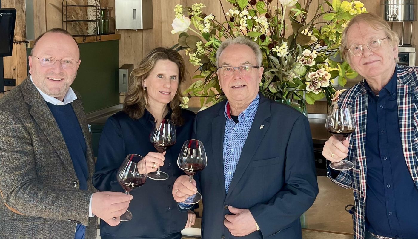 Frank Jacobs ontvangt Hubrecht Duijker prijs