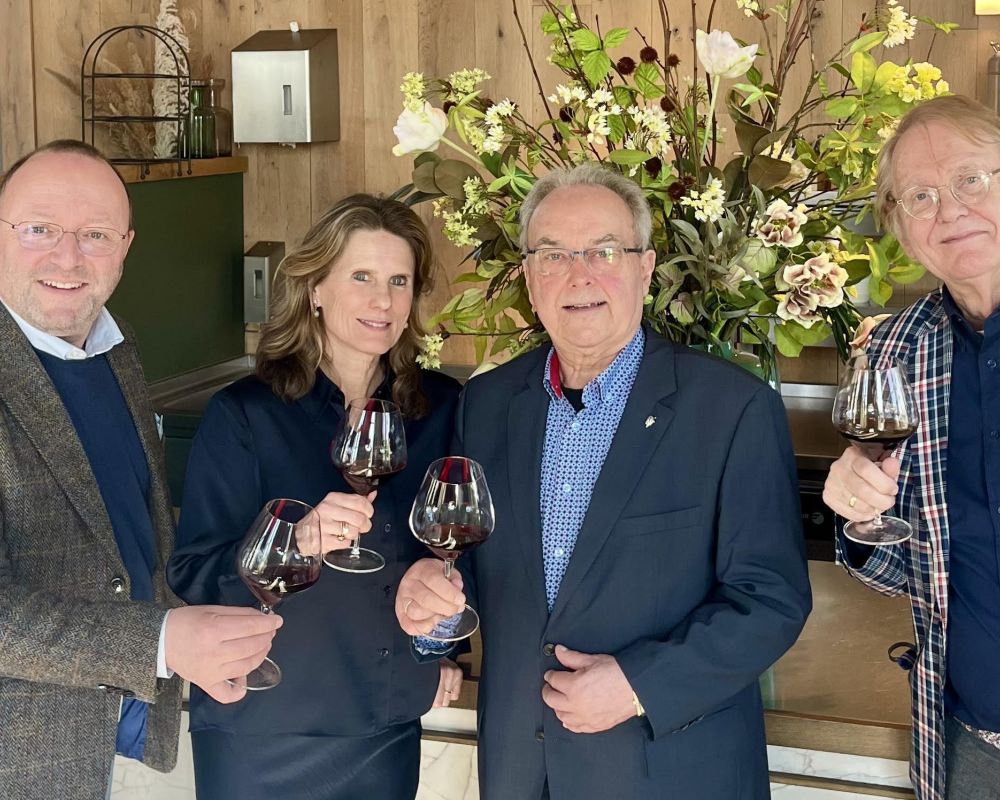 Frank Jacobs ontvangt Hubrecht Duijker prijs